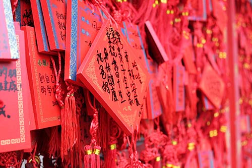 不少家長在為孩子起名時，十分慎重地選擇八字起名法，期望借分析八字來洞察不足，從名字里予以彌補(bǔ)與調(diào)理，以此優(yōu)化孩子命理。不過，八字起名繁雜且需謹(jǐn)慎操作。鑒于多數(shù)家長對八字命理缺乏了解，常不知其中關(guān)鍵。只有明晰八字起名注意事項，才能讓名字更貼合命理，助力運(yùn)勢提升。  找出喜用神  喜用神，是八字中對孩子最為有利的五行。起名時，挑選與之相符的字，能夠增強(qiáng)孩子運(yùn)勢，調(diào)和命局，讓名字與孩子命理相得益彰，發(fā)揮積極作用。而忌神，通常是對孩子有害，或會破壞用神的五行。起名要避開忌神相關(guān)字，否則可能加重命局不利，給孩子帶來負(fù)面影響。  避免缺啥補(bǔ)啥  部分孩子八字存在五行缺失，不少家長誤以為八字起名，就是缺啥五行就在名字里補(bǔ)啥。但這其實是錯誤認(rèn)知。真正的八字起名，應(yīng)以八字喜用神為依據(jù)。要是所缺五行恰是忌神，也就是對孩子命局有害的五行，此時按缺啥補(bǔ)啥來起名，反倒會給孩子帶來不利影響。  避免過度信任五格起名  五格起名法與八字起名法截然不同。五格起名法基礎(chǔ)理論源自日本，后與部分傳統(tǒng)易學(xué)原理結(jié)合，成為一種姓名分析方法。它誕生時間不長，且文化背景有別，和八字起名毫無關(guān)聯(lián)。因其方法簡單，被不少不懂八字起名的家長推崇，然而，這種起名理論實則存在諸多誤區(qū)與缺陷。  音韻與字義的選擇  在通過八字起名時，不能僅著眼于命理五行。雖說八字起名以命理為重要依據(jù)，但倘若過于偏重命理，而忽視其他方面，也難起出好名字。名字的音韻美同樣關(guān)鍵，要做到和諧悅耳。同時，字形應(yīng)追求簡潔、易寫，這樣的名字才更具實用性與美感。